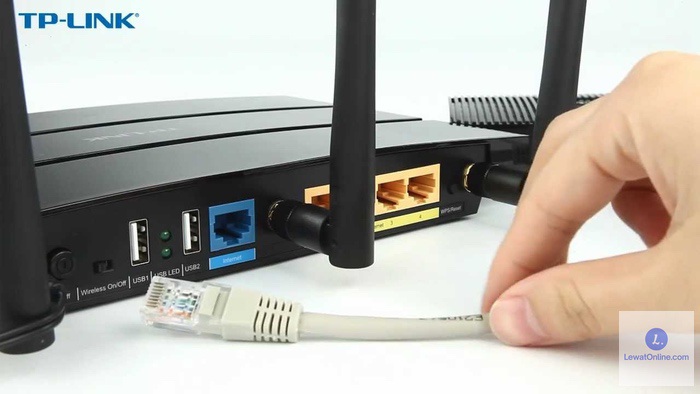 Hubungkan kabel router ke komputer atau laptop milik Anda. Jika tidak ada, bisa menggunakan jaringan nirkabel sebagai alternatif